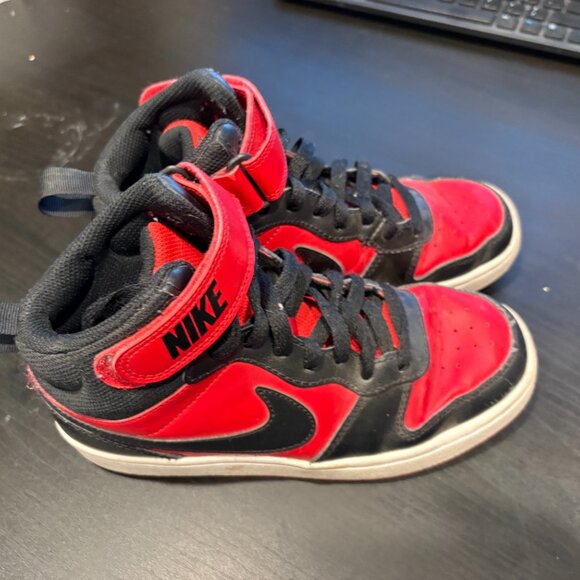 Nike Red and Black Baseketball Shoes Size 3.5Y - Picture 2 of 4